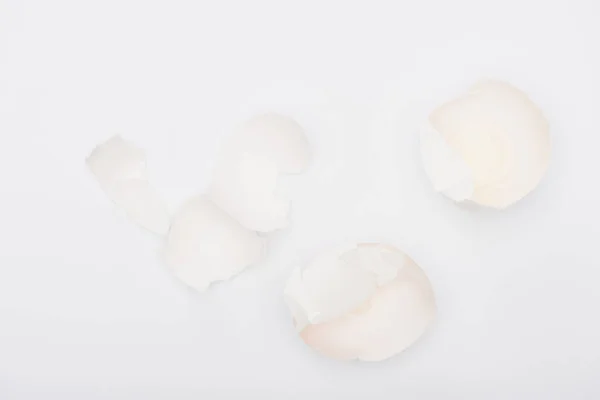 Vue de dessus de la coquille d'oeuf isolée sur blanc — Photo de stock