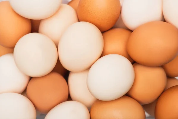 Vue de dessus des œufs de poulet frais colorés — Photo de stock