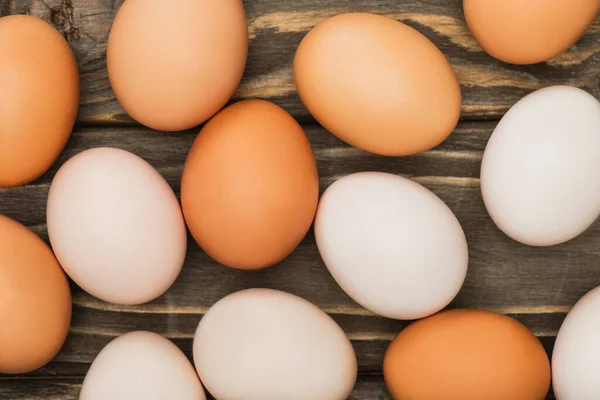 Вид зверху на свіжі курячі яйця на дерев'яній поверхні — стокове фото