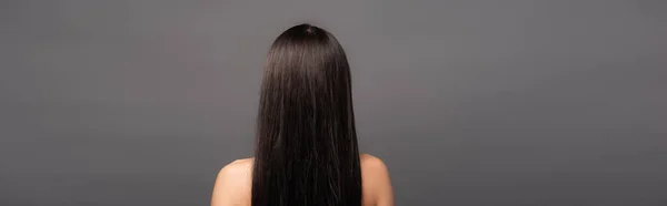Vista posteriore di bruna nuda dai capelli lunghi donna isolata sul nero, colpo panoramico — Foto stock