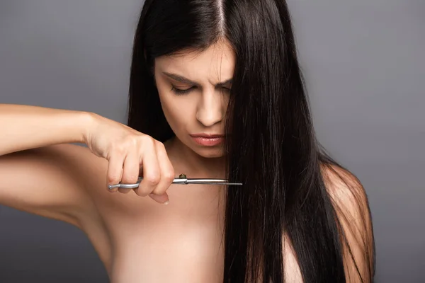 Nu inquiet brunette femme coupe cheveux isolé sur noir — Photo de stock