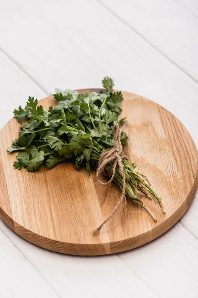 Salsa verde em tábua de madeira sobre fundo branco — Fotografia de Stock