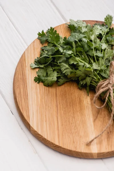 Salsa verde em tábua de madeira sobre fundo branco — Fotografia de Stock