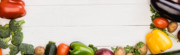 Vista superior de verduras frescas maduras y frutas sobre fondo blanco de madera, plano panorámico - foto de stock