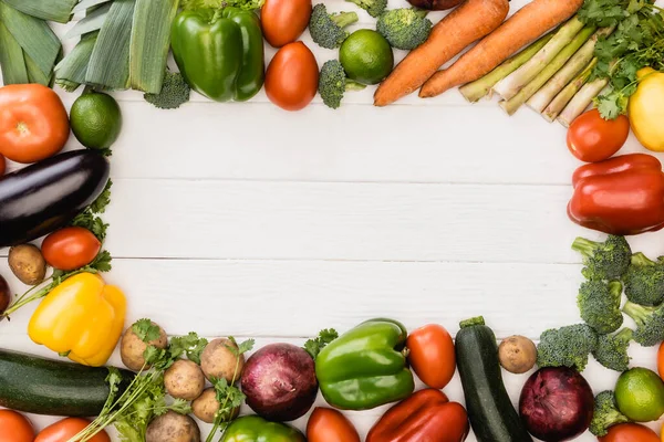 Vue de dessus des légumes frais mûrs et des fruits sur fond blanc en bois — Photo de stock