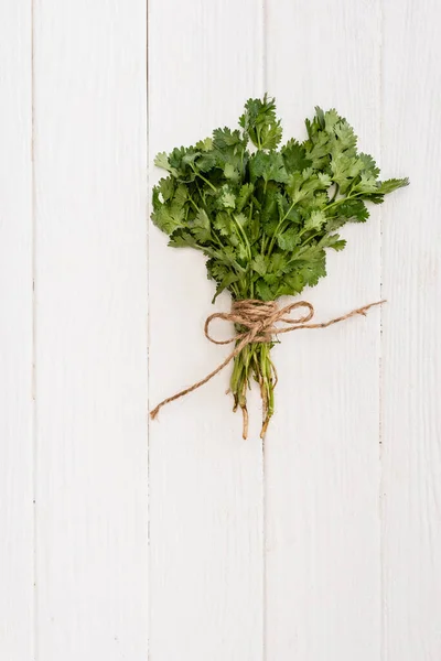 Vue du dessus du persil sur une table en bois blanc — Photo de stock