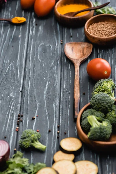 Messa a fuoco selettiva di verdure mature fresche e spezie su sfondo di legno — Foto stock