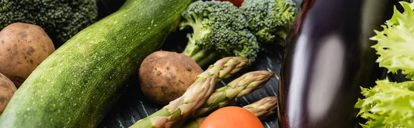 Vista de cerca de verduras de colores maduros, plano panorámico - foto de stock