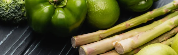 Frutas verdes frescas maduras e legumes na superfície de madeira, tiro panorâmico — Fotografia de Stock