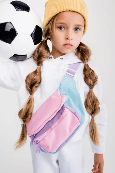 Menina loira em sportswear posando com bola de futebol isolada no branco — Fotografia de Stock