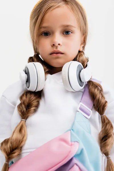 Menina loira em sportswear e fones de ouvido isolados em branco — Fotografia de Stock