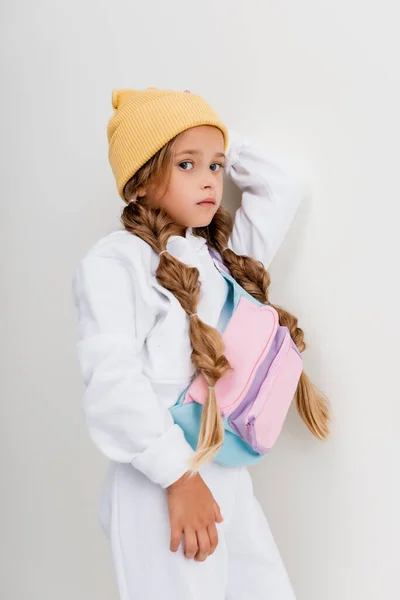 Vista lateral da menina loira em sportswear posando isolado no branco — Fotografia de Stock
