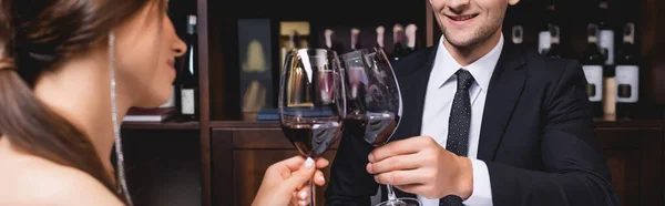 Cultura panorâmica de casal brindar com vinho no restaurante — Fotografia de Stock