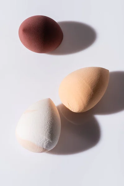 Vue de dessus des éponges de maquillage sur fond blanc — Photo de stock