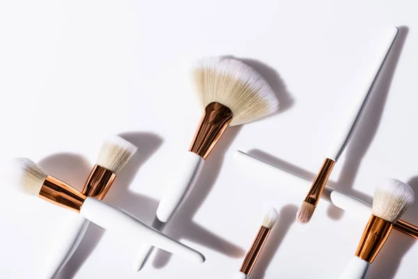 Flat lay com escovas cosméticas definidas no fundo branco com espaço de cópia — Fotografia de Stock