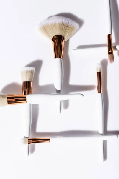 Leigos planos com escovas cosméticas definidas no fundo branco — Fotografia de Stock