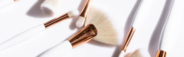 Vista de perto de escovas cosméticas definidas no fundo branco, tiro panorâmico — Fotografia de Stock