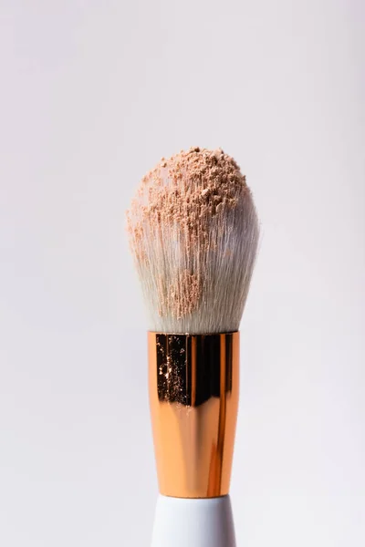 Vista de cerca del cepillo cosmético con polvo facial aislado en blanco - foto de stock
