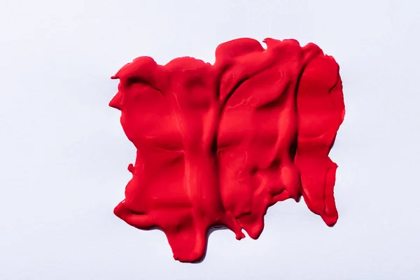 Верхний вид красных мазков помады на белом фоне — стоковое фото