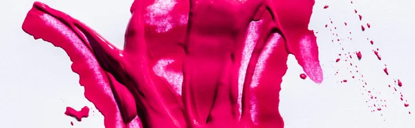 Вид зверху на рожеві помади пензлики на білому тлі, панорамний знімок — стокове фото