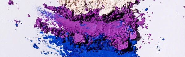 Вид сверху фиолетовый, синий и белый порошок тени для век, панорамный снимок — стоковое фото