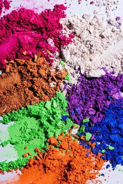 Vue rapprochée du fard à paupières multicolore en poudre — Photo de stock