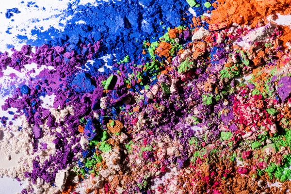 Vue rapprochée de fards à paupières mixtes multicolores en poudre — Photo de stock
