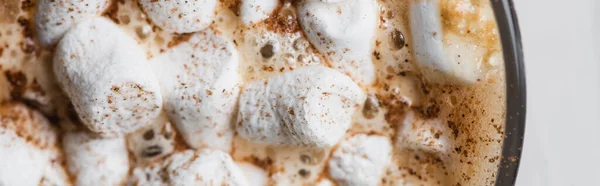 Tiro panorâmico de espuma de cacau com marshmallows e canela — Fotografia de Stock