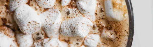 Plan panoramique de mousse de cacao avec guimauves et cannelle — Photo de stock