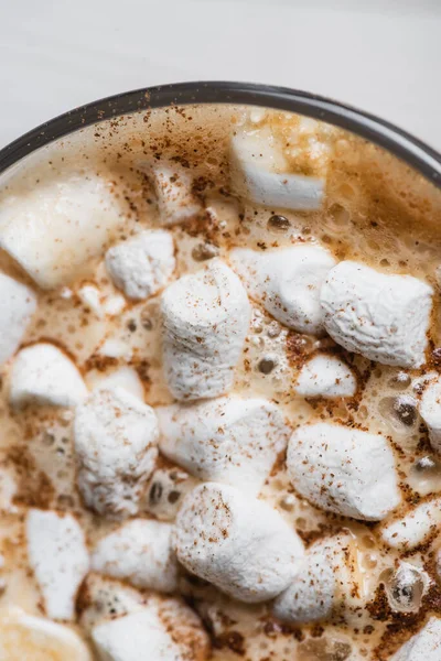 Close up view of cup of cocoa with marshmallows and cinnamon — Stock Photo