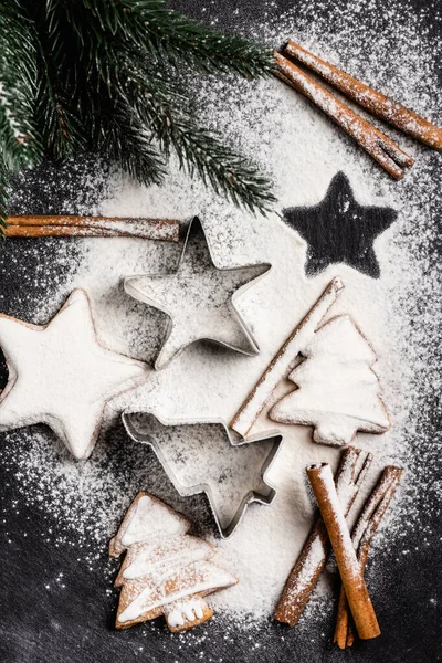 Blick von oben auf Lebkuchen in der Nähe von Kiefern, die mit Zuckerpulver bedeckt sind — Stockfoto