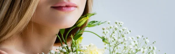 Abgeschnittene Ansicht eines jungen Modells in der Nähe von Blumen isoliert auf weiß, Banner — Stockfoto