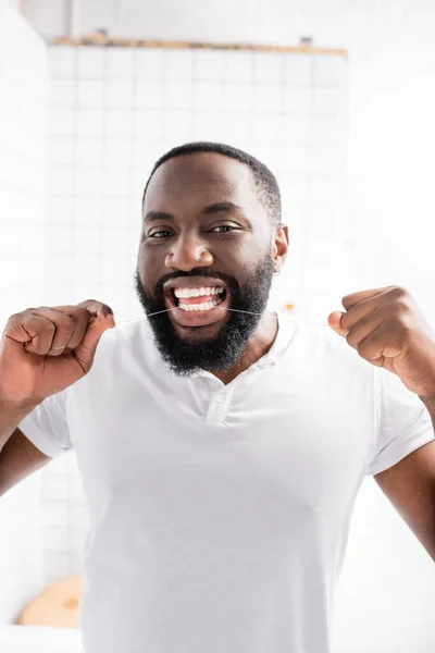 Портрет афро-американца с зубной нитью — стоковое фото