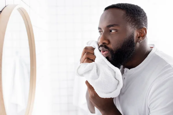 Афроамериканський чоловік сушить бороду з рушником — стокове фото