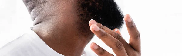 Plano panorámico del hombre afroamericano aplicando cura para fortalecer el crecimiento de la barba - foto de stock