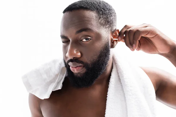 Retrato de hombre afro-americano limpiando orejas con placer — Stock Photo