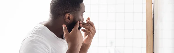 Plan panoramique de l'homme afro-américain essayant de presser le bouton — Photo de stock