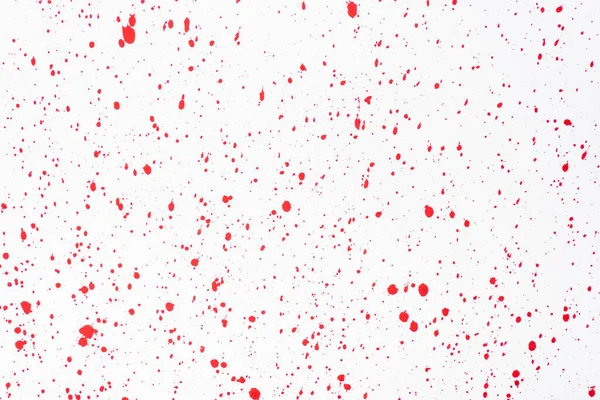 Vue du dessus des taches abstraites de peinture rouge sur fond blanc — Photo de stock