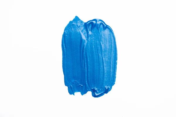 Vista superior de pinceladas azules coloridas abstractas sobre fondo blanco - foto de stock