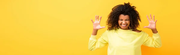 Angry african american woman in sweatshirt on yellow, banner — Stock Photo