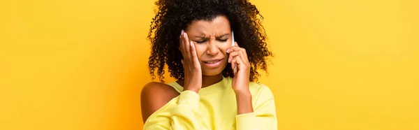 Triste afro-americana falando no smartphone em amarelo, banner — Fotografia de Stock