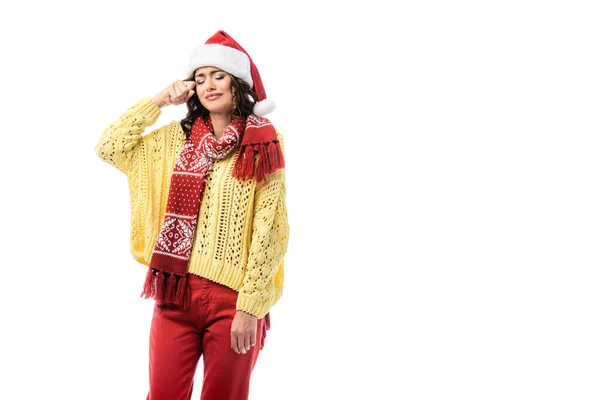 Donna sconvolta in cappello di Babbo Natale e sciarpa con ornamento pianto isolato su bianco — Foto stock