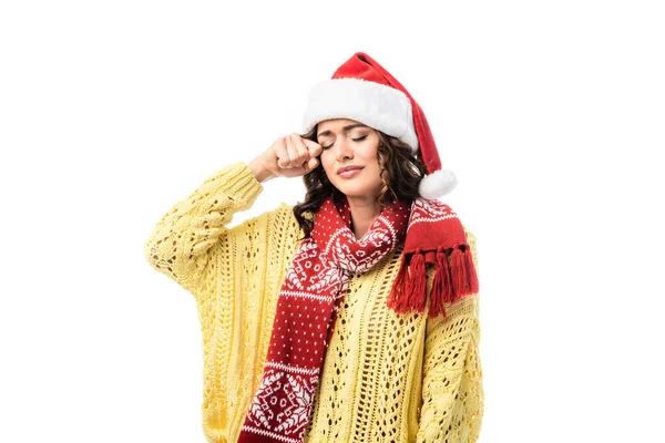 Грустная женщина в шляпе Санты и шарфе с орнаментом плача изолированы на белом — стоковое фото