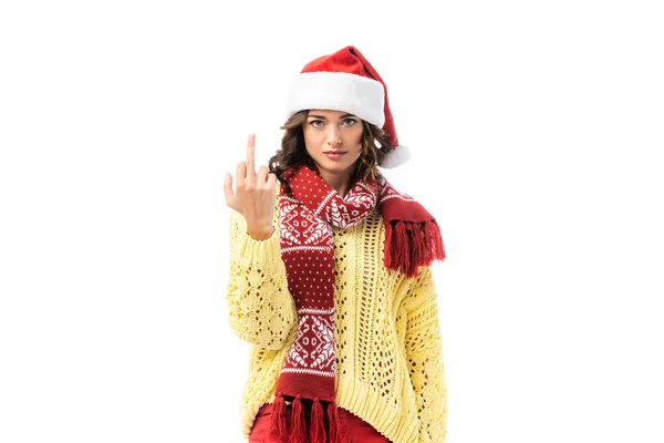 Giovane donna in cappello di Babbo Natale e sciarpa mostrando dito medio isolato su bianco — Foto stock
