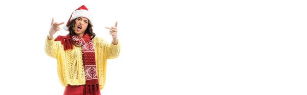 Imagem horizontal de jovem com boca aberta, em chapéu de santa e cachecol mostrando dedos médios isolados em branco — Fotografia de Stock