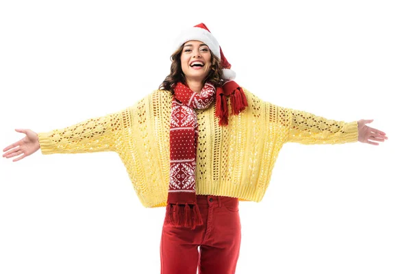 Gioiosa donna in cappello di Babbo Natale e sciarpa in piedi con le mani tese isolate su bianco — Foto stock
