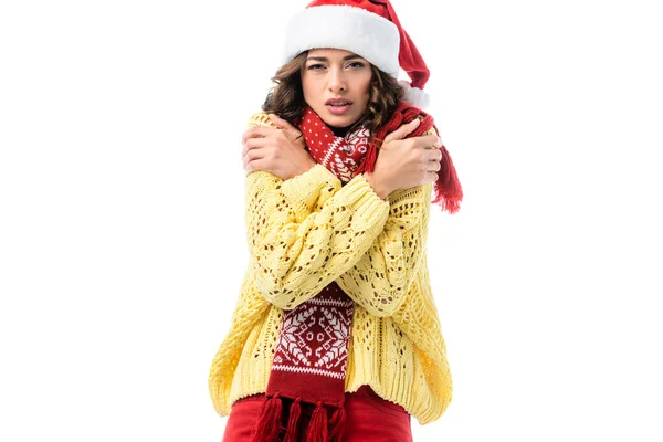 Junge frierende Frau mit Weihnachtsmütze und Schal, die isoliert auf weiß in die Kamera blickt — Stockfoto
