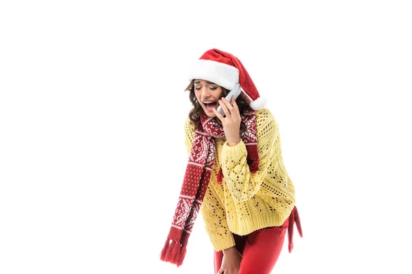 Bouleversé jeune femme dans santa chapeau et écharpe crier tout en parlant sur smartphone isolé sur blanc — Photo de stock