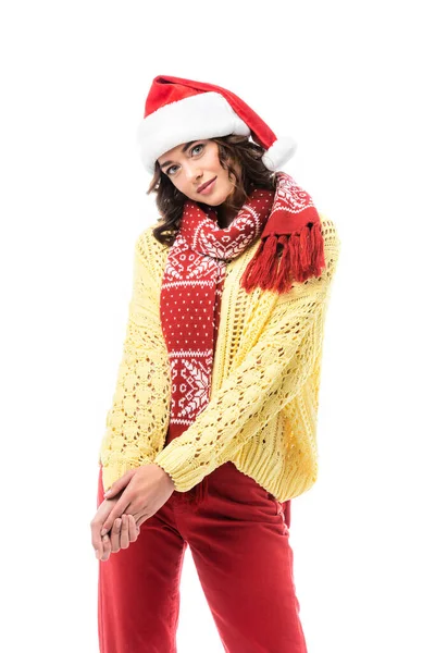 Giovane donna bruna in cappello di Babbo Natale e sciarpa rossa isolata su bianco — Foto stock