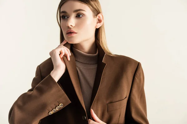 Donna bionda che regola elegante blazer marrone isolato su bianco — Foto stock